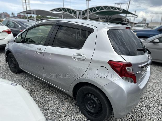 Toyota Vitz 2015 Silver