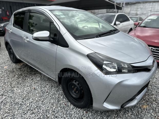 Toyota Vitz 2015 Silver