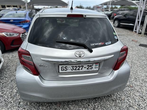 Toyota Vitz 2015 Silver