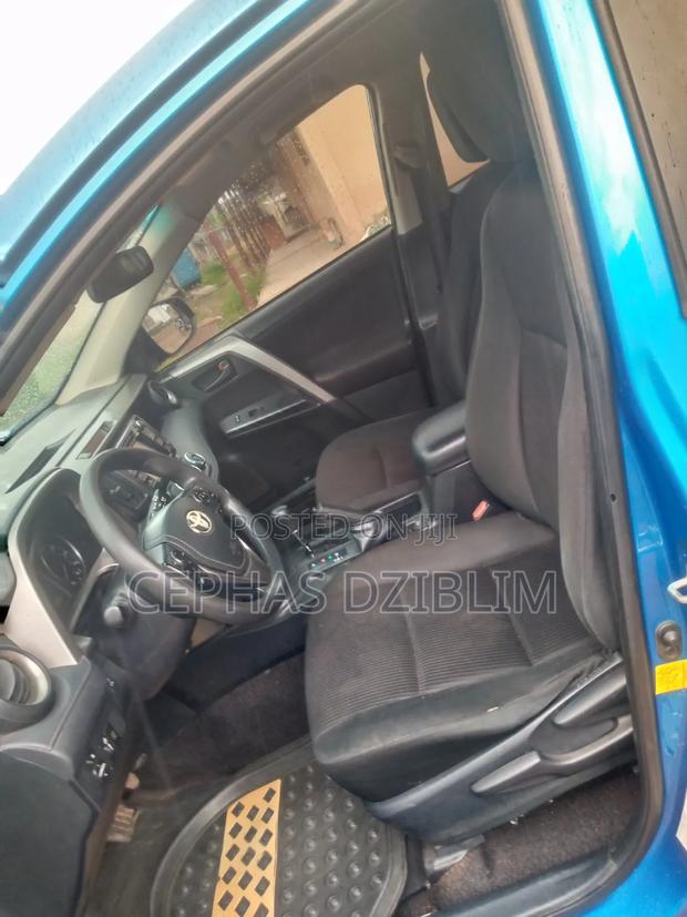 Toyota RAV4 LE 4dr SUV (2.5L 4cyl 6A) 2018 Blue