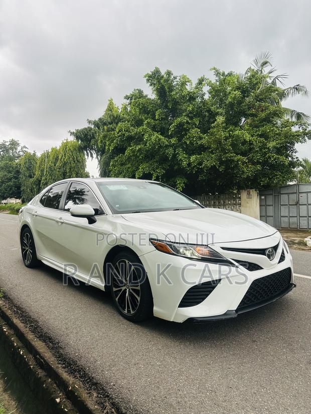 Toyota Camry LE (2.5L 4cyl 8A) 2019 White