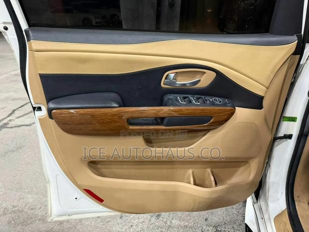 Kia Carnival 2014 White