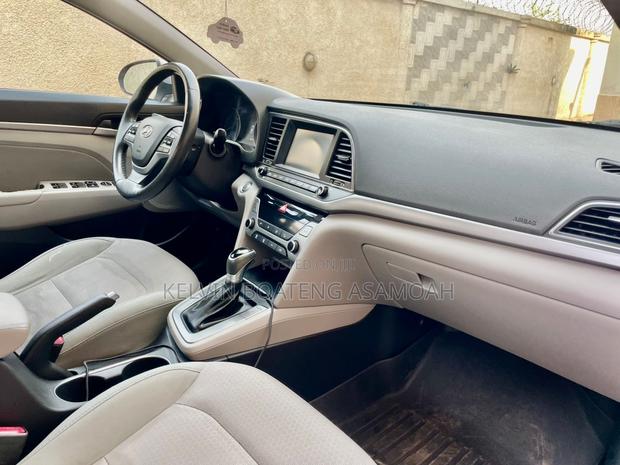 Hyundai Elantra SE Sedan FWD (2.0L 4cyl 6M) 2017 Gray