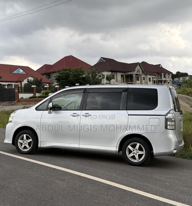 Toyota Voxy 2011 Silver