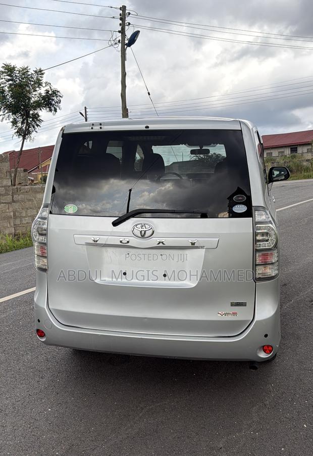 Toyota Voxy 2011 Silver