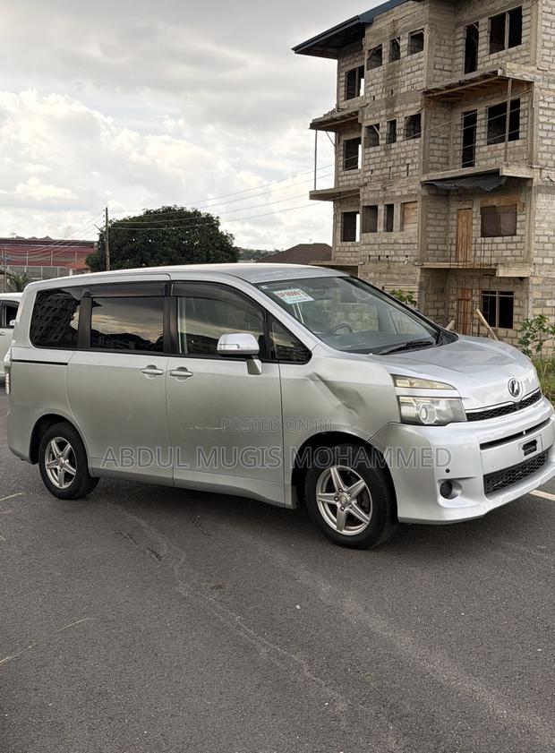 Toyota Voxy 2011 Silver