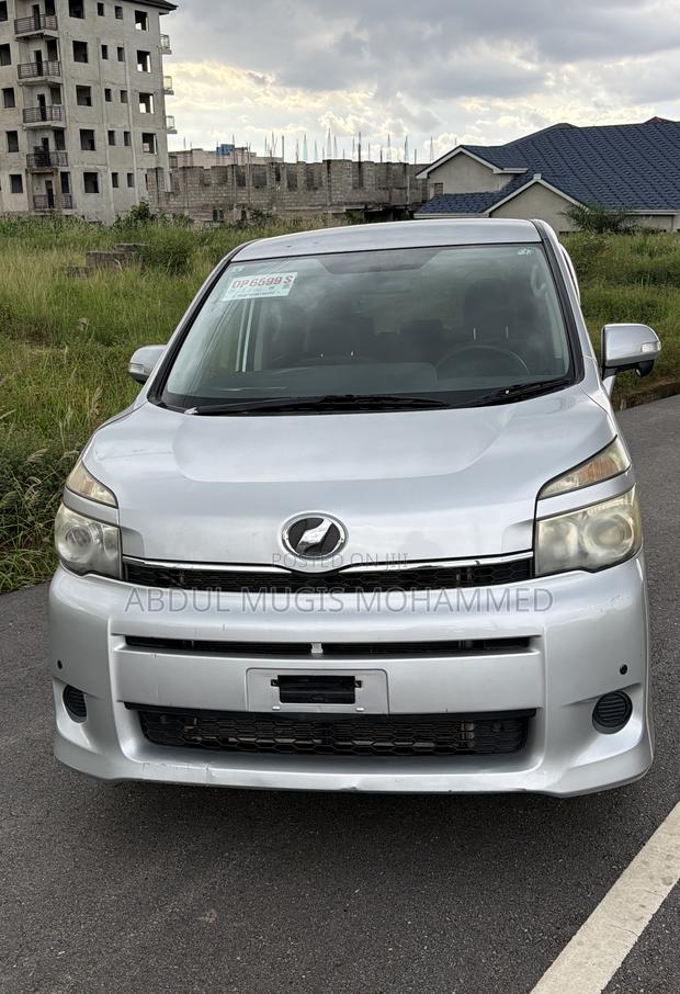 Toyota Voxy 2011 Silver