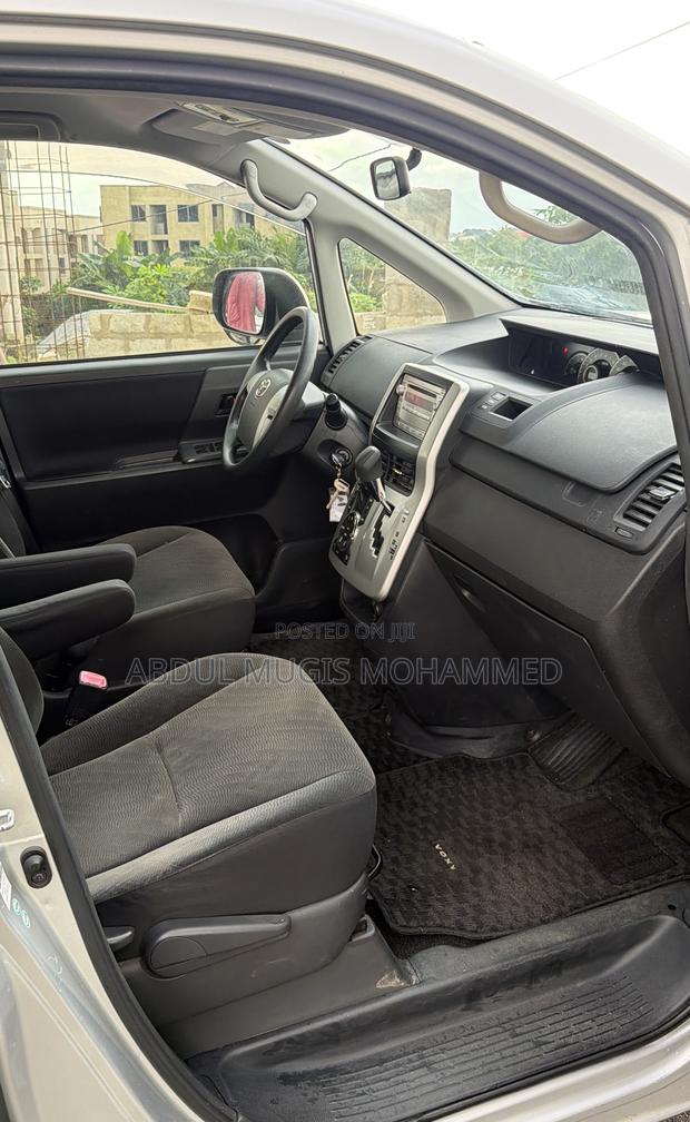 Toyota Voxy 2011 Silver