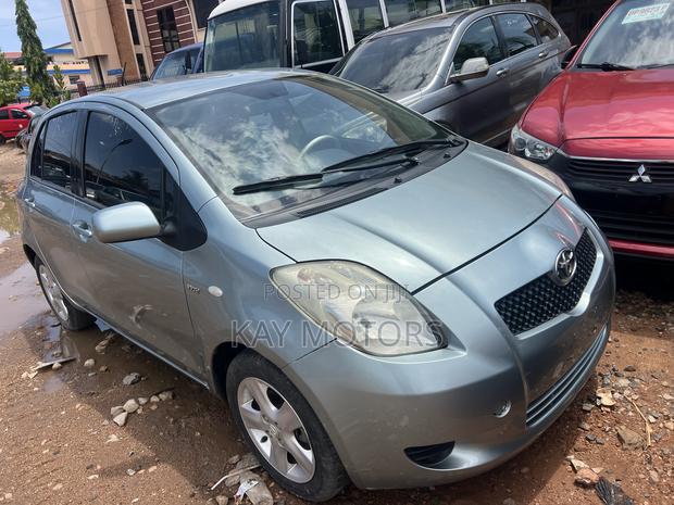 Toyota Yaris Base Hatchback 3dr 2010 Gray