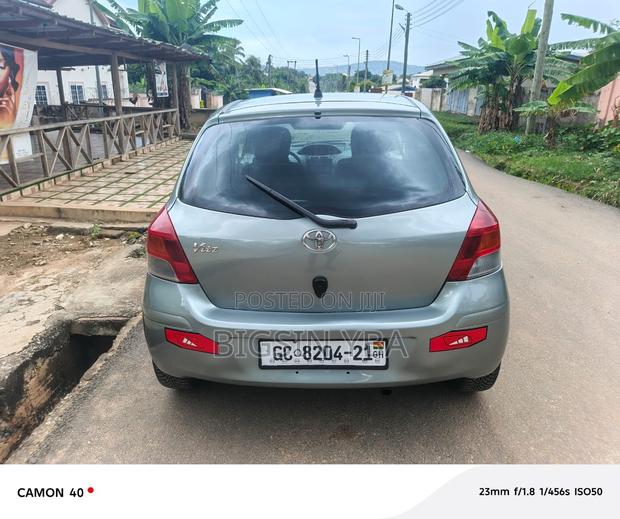 Toyota Vitz 1.3 AWD 3dr 2010 Gray