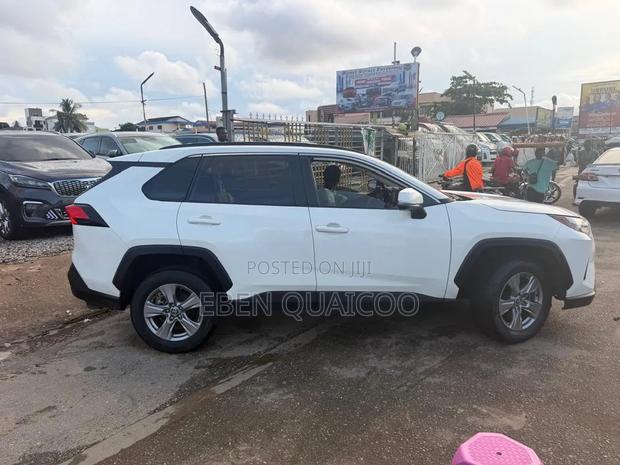 Toyota RAV4 2022 White