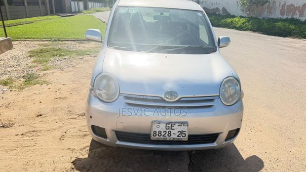 Toyota Sienta 1.5 AWD 2013 Black