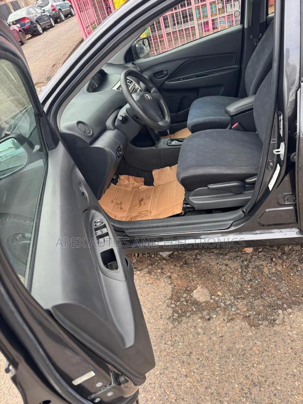 Toyota Yaris Base Sedan 4dr 2010 Black