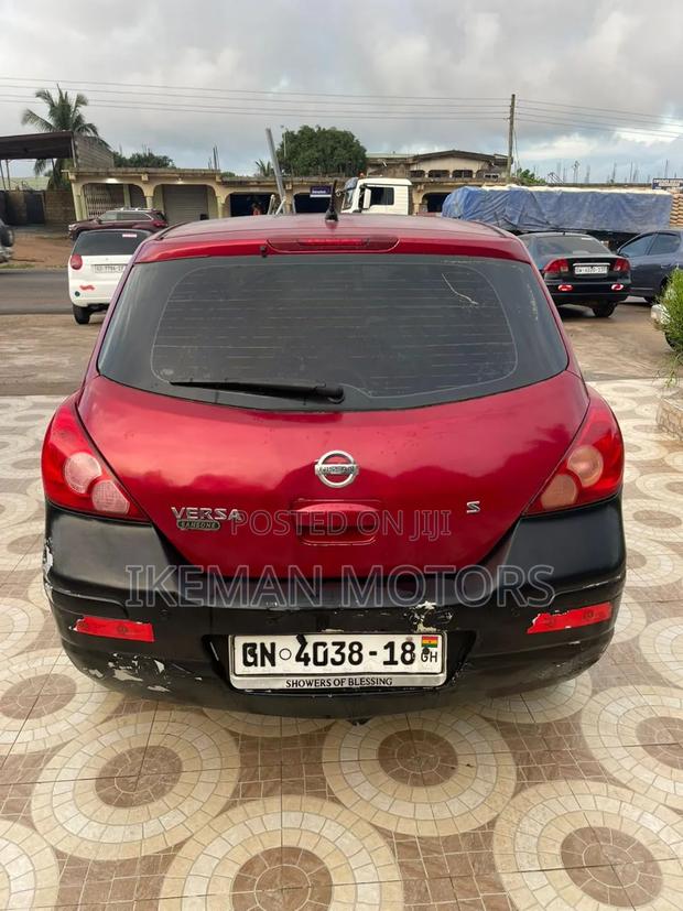 Nissan Versa 2011 Red