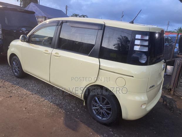 Toyota Sienta 2013 Brown