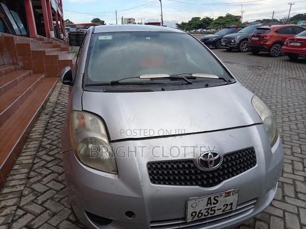 Toyota Vitz 2010 Silver