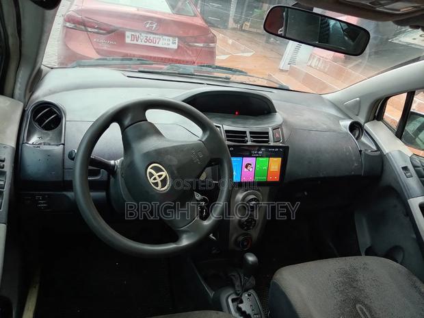 Toyota Vitz 2010 Silver