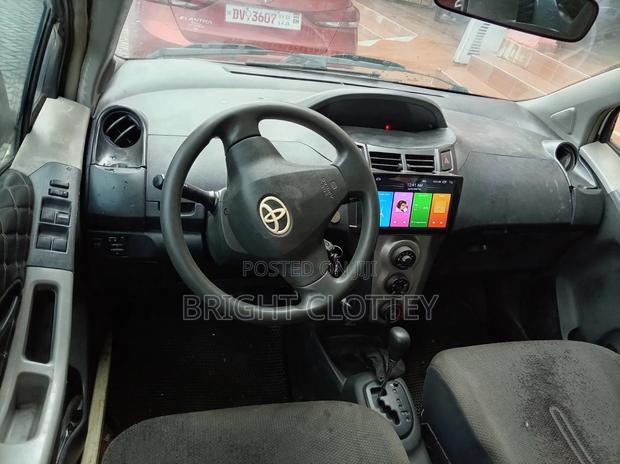 Toyota Vitz 2010 Silver