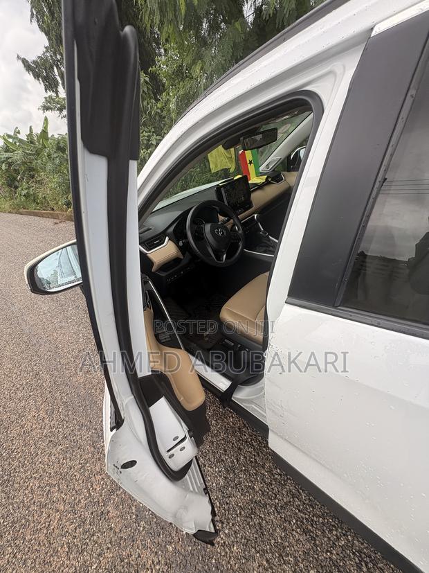 Toyota RAV4 XLE Premium AWD 2024 White