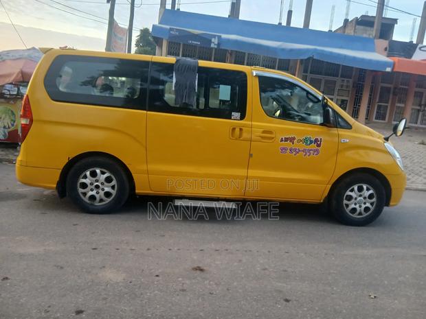 Hyundai H1 2014 Yellow