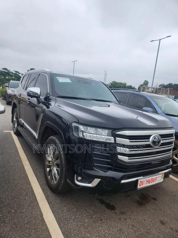 Toyota Land Cruiser LC300 2024 Black