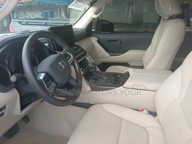 Toyota Land Cruiser LC250 2024 White