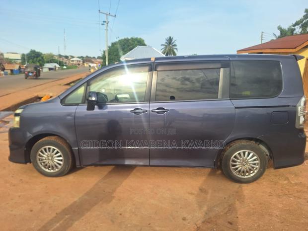 Toyota Voxy 2010 Blue
