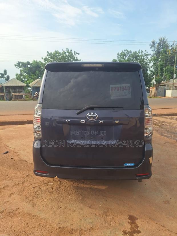 Toyota Voxy 2010 Blue