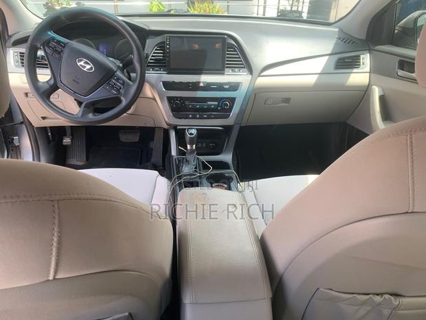 Hyundai Sonata Base Sedan FWD (2.4L 4cyl 6A) 2017 Gray
