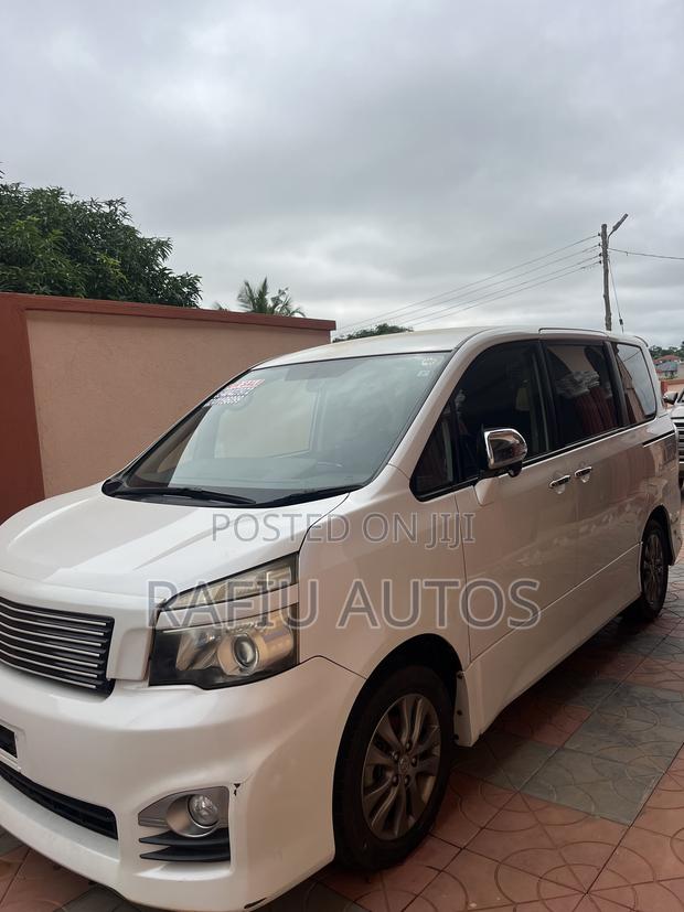 Toyota Voxy 2011 White