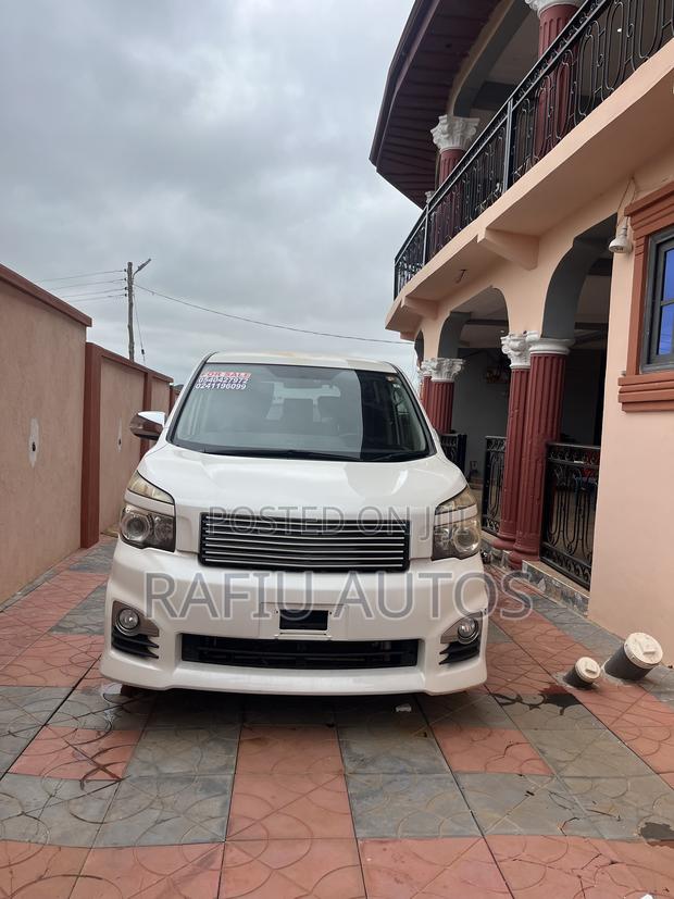 Toyota Voxy 2011 White