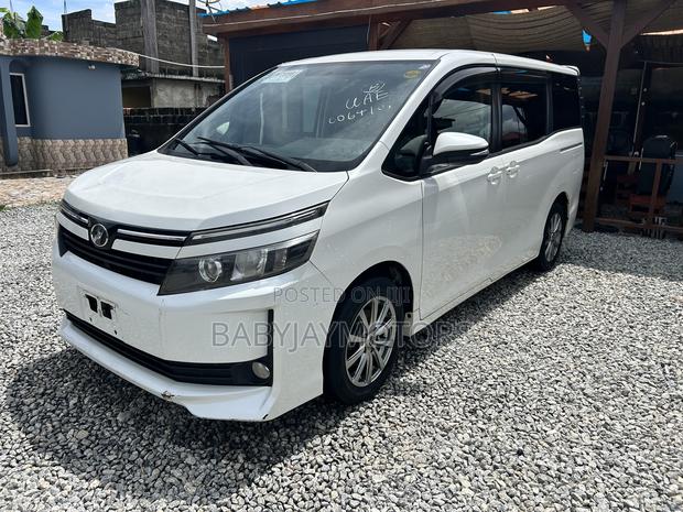 Toyota Voxy SV Premium 2014 White