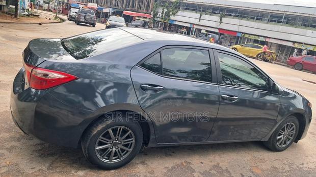 Toyota Corolla LE Eco (1.8L 4cyl 2A) 2018 Gray