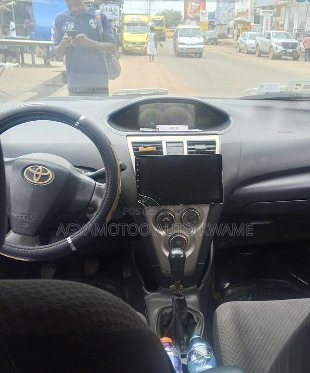 Toyota Yaris Base Sedan 4dr 2010 Green
