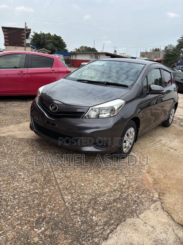 Toyota Vitz 1.3 FWD 5dr 2013 Gray