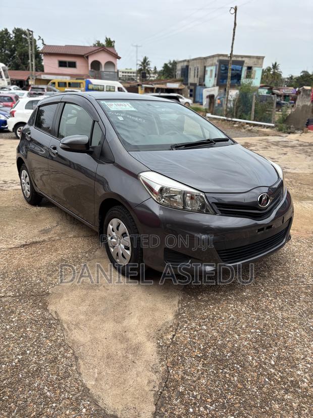 Toyota Vitz 1.3 FWD 5dr 2013 Gray