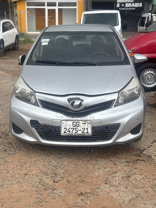 Toyota Vitz 2012 Silver