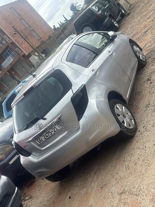 Toyota Vitz 2012 Silver