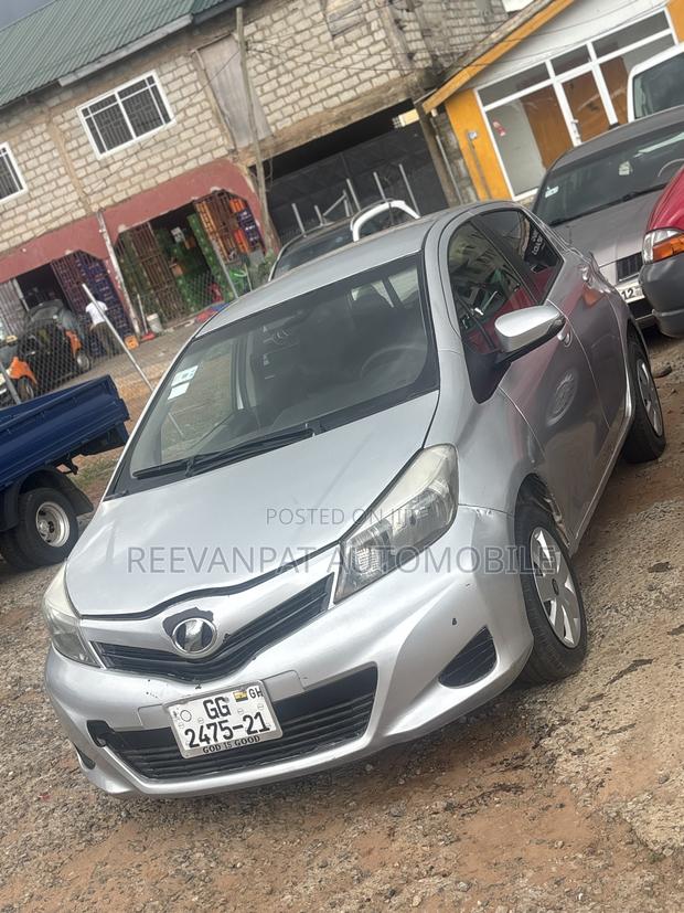 Toyota Vitz 2012 Silver
