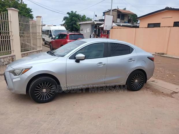 Toyota Yaris L Sedan 4dr 2019 Silver
