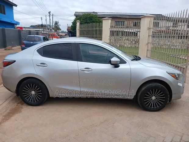 Toyota Yaris L Sedan 4dr 2019 Silver