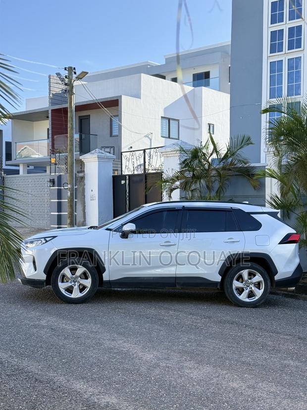 Toyota RAV4 2022 White
