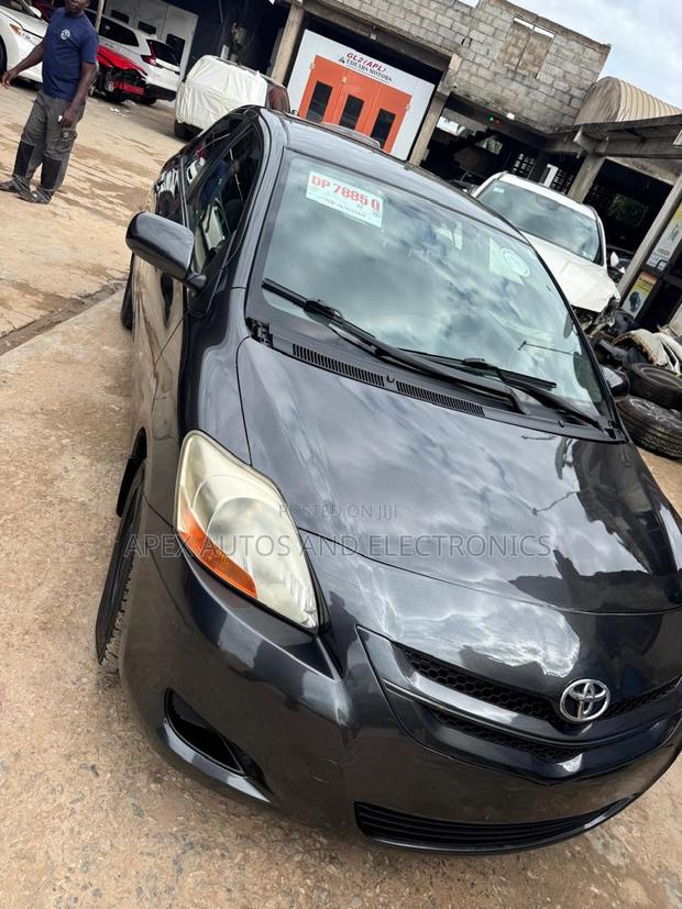 Toyota Yaris Base Sedan 4dr 2010 Black