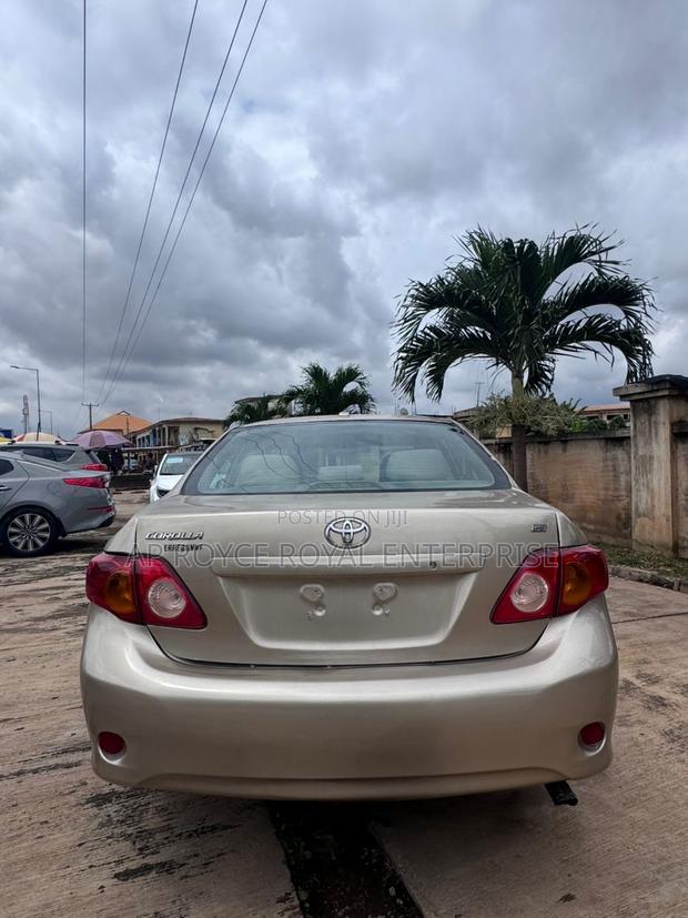 Toyota Corolla LE 4dr Sedan (1.8L 4 cyl 4A) 2009 Gold