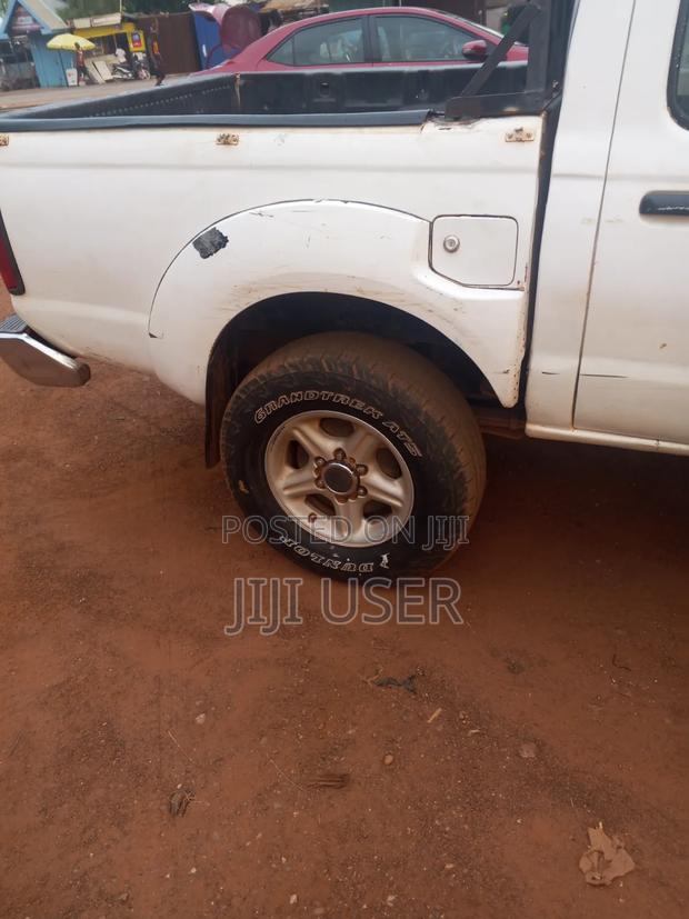 Nissan Hardbody 2011 White