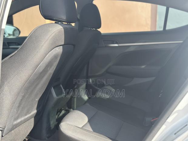Hyundai Elantra SE Sedan FWD (2.0L 4cyl 6M) 2017 Silver