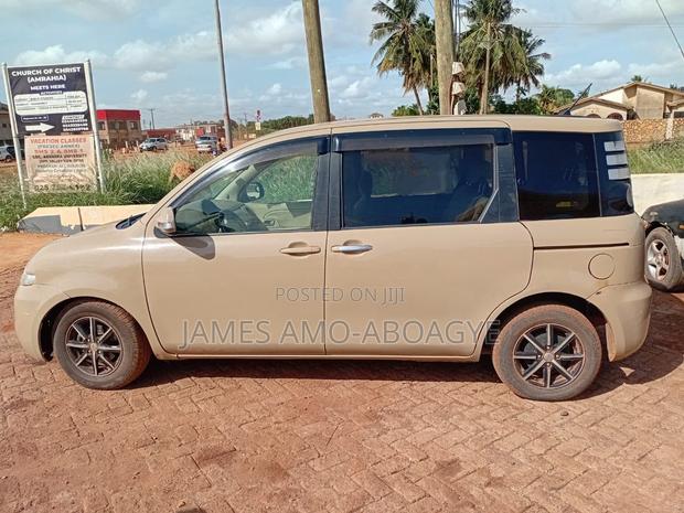 Toyota Sienta 1.5 AWD 2010 Brown