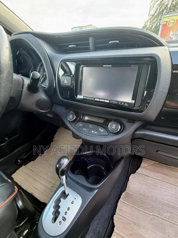 Toyota Vitz 1.3 FWD 5dr 2014 Black