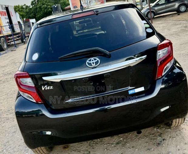 Toyota Vitz 1.3 FWD 5dr 2014 Black