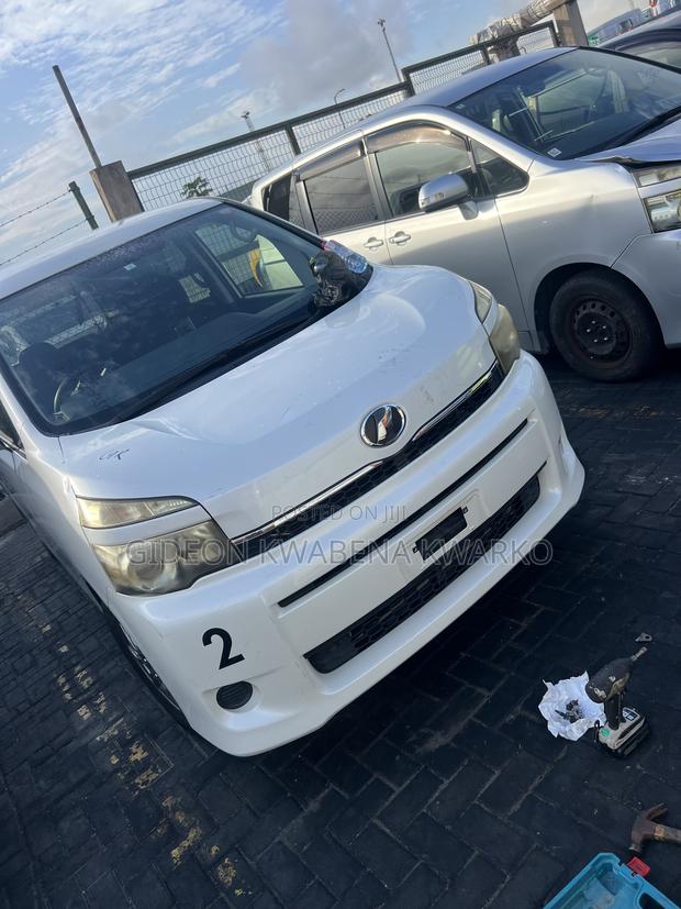 Toyota Voxy 2013 White